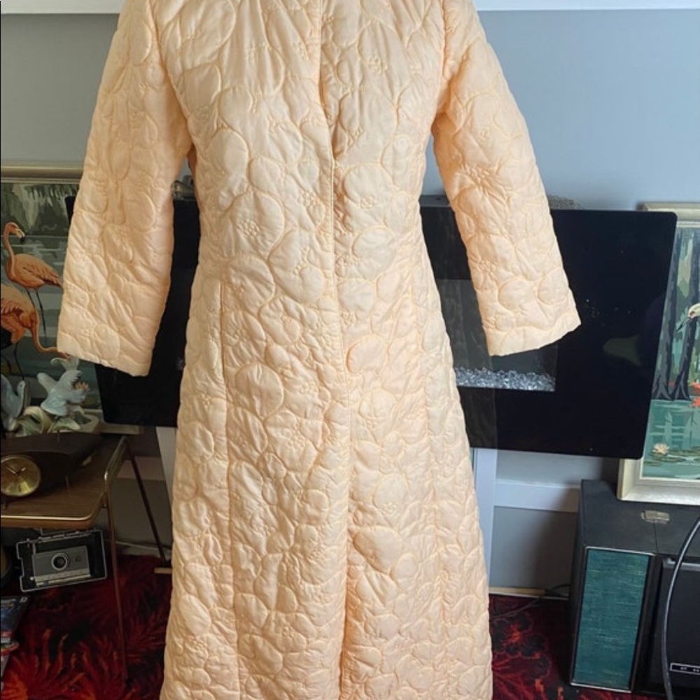 60s vintage quilted robe in peach 🍑 - Picture 3 of 9